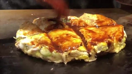 韩国街边的特色海鲜芝士披萨，看来很可口！