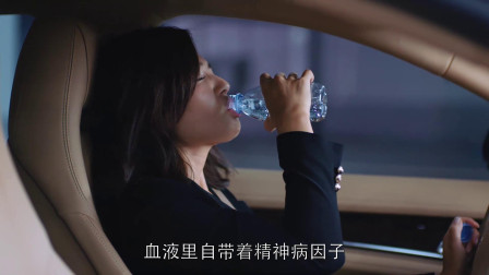 弟弟的消息对安迪来说如一重击，开车出现幻觉，憔悴之姿令人怜惜