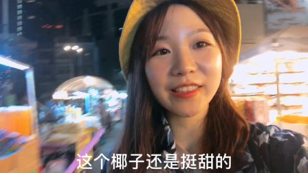 美女去泰国旅游，在商场里边走边吃榴莲冰淇淋，担心自己会被骂