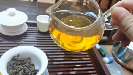 试喝06年临沧茶厂金奖纪念饼，口感又香又甜，水路细腻。