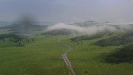 无人机航拍乌兰布统影视基地，山谷中晨雾渺渺，宛如人间仙境