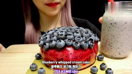 搞笑吃播姐姐：小姐姐吃蓝莓蛋糕，看起来超好吃的样子