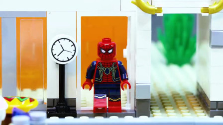 乐高：在游泳池里被鲨鱼攻击了