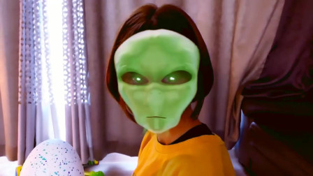 小伙捡到外星人的鸡蛋，想尽办法也打不开！