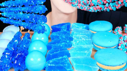 蓝色甜食拼盘：飞碟糖、琥珀糖、地球果冻软糖、马卡龙、冰晶棒棒糖、珠串粒粒糖