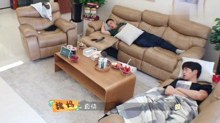 这一家子,魏大勋妈妈一个人做家务,魏大勋和爸爸在沙发上睡熟了!