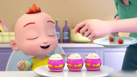超级宝贝JOJO：好的草莓小蛋糕，JOJO吃的很开心！
