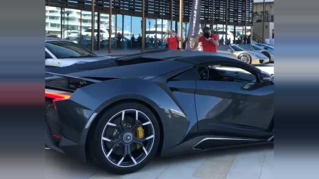 果然开几千万的车，怎么打方向盘都是帅的