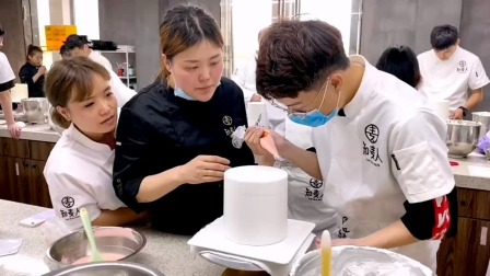 如果有老师像这样手把手教你做蛋糕，你还会担心做不好吗？#上海烘焙培训#上海面包培训#蛋糕培训#裱花66ku