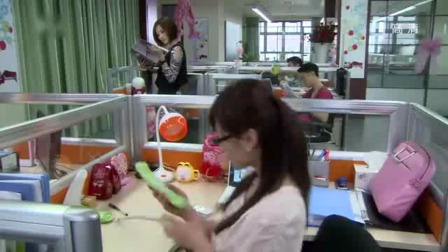 乐彤彤与电话里的男人&ldquo;你侬我侬&rdquo;同事表情很有戏