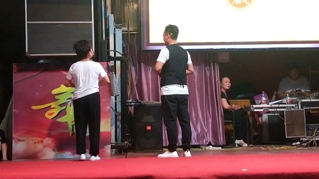 在获嘉县梨园戏曲艺术培训中心暑期班结业汇报演唱会上，师生共同演唱豫剧《朝阳沟》选段。