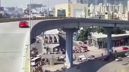 小轿车行车失控“飞下”大桥