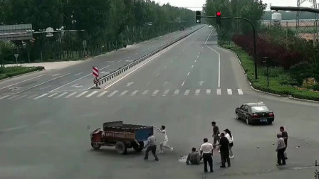 倒霉的男子遭遇同一辆三轮车2次撞击