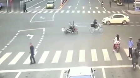 女子本可以活命，却选择了作死，交警都拦不住