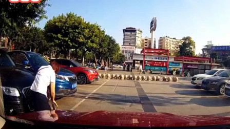 这两辆车都没刹住