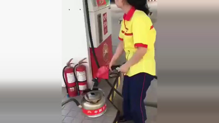 交警可以直接油枪加油，而我们只能用小桶加