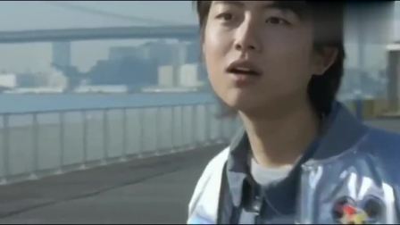 武藏还没拿出大蘑菇变身器变身呢，高斯奥特曼怎么自己出来了？