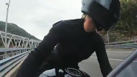 女骑手撞到高速护栏上，衣服都擦破了