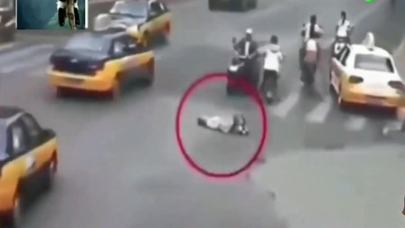 老人躺地上碰瓷，奥迪女司机未看见直接碾压