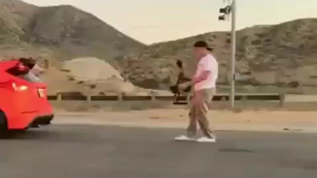 我帮你拍视频，你还想撞我