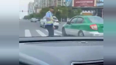 骑摩托冲卡被打，这样太危险了