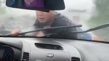 汽车引擎盖上趴个人，还在高速上飞速行驶