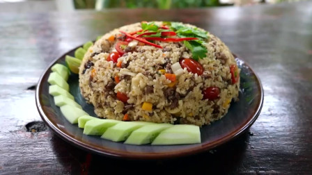 泰国米饭出锅了，装进盘子里，造型很漂亮！