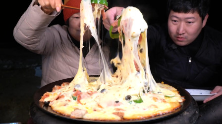韩国兴森一家三口：妈妈用芝士和面包制作了美味的披萨，加入培根火腿和蔬菜更好吃！
