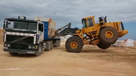 优秀的铲车司机，这技术月入过万轻轻松松