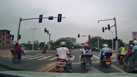 行车记录仪实拍：摩托车在逆向车道里等红灯，这位女士你想什么呢？
