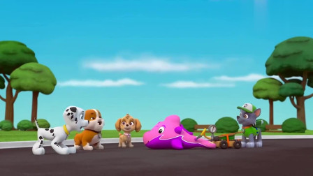 汪汪队立大功：狗狗们给气球充气，可以飞上天喽！