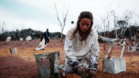女子在异星耕作，竟在土壤里挖出人类骸骨，瞬间不寒而栗