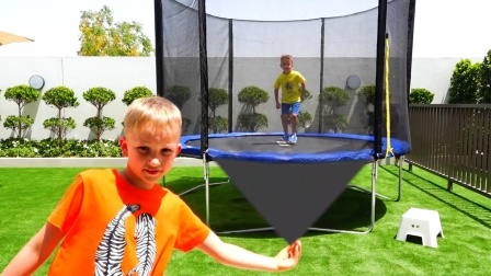 萌娃小可爱玩蹦床怎么还飞起来去摘星星？萌娃：都是哥哥干的好事