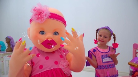 萌娃小可爱小小年纪就开了一家化妆店，小家伙给玩偶娃娃做的造型真的太漂亮啦！