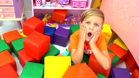 萌娃小可爱辛辛苦苦搭建的积木被熊孩子给破坏了！一萌娃：妹妹，你可真是调皮的熊孩子呀！