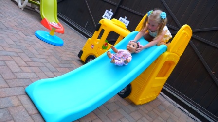 萌娃小可爱小小年纪就开了一家游乐园，小家伙真是能干呀！一萌娃：宝宝要赚钱养家！