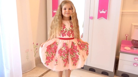 萌娃小可爱要去上学了，小家伙把自己打扮的美美哒，好漂亮呀！