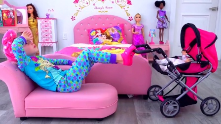 萌娃小可爱也太会想办法了！躺在小沙发上还能照顾玩具宝宝