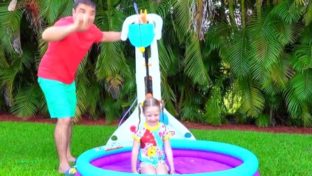 萌娃小可爱拥有了属于一座属于自己的水上乐园，父女两人玩得可真是开心啊