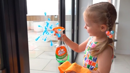 萌娃们帮助妈妈打扫卫生，两个小家伙真是棒棒哒！