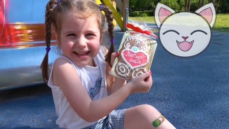 萌娃小可爱得到一块猫咪饼开！萌娃：真是太开心了