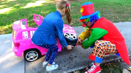 萌娃小可爱的车轮掉了，善良的小丑来帮她修车，萌娃：非常感谢你