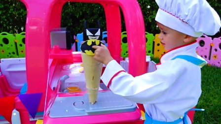 萌娃小可爱给蝙蝠侠制作冰淇淋，小家伙们可真会玩呢！—萌娃：这可是限量版哟！