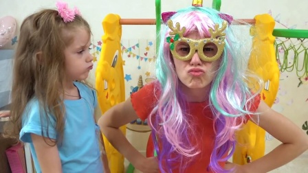 萌娃小可爱给妈妈装扮的好可爱呀，小家伙也太逗了