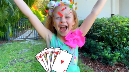 萌娃小可爱也看到姐姐哥哥在玩纸牌，自己也想加入呢