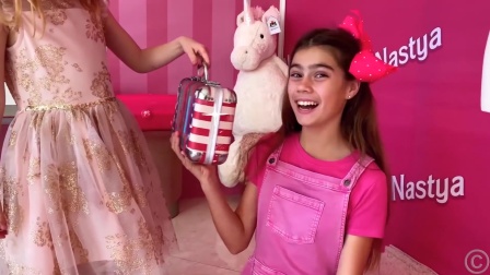 萌娃小可爱用姐姐的化妆盒把自己化成小妖怪了！小萝莉幸好给姐姐了一套新化妆盒