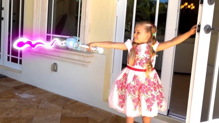 萌娃小可爱用魔法把爸爸的美食变成了大西瓜，小家伙可真是顽皮呢！