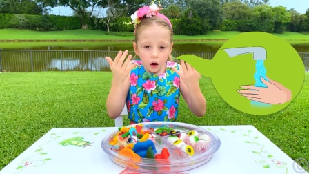 萌娃小可爱养成了吃东西前先洗手的好习惯，真是一个爱干净，讲卫生的乖宝宝！