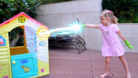 萌娃小可爱用魔法冻住了玩具小房子，小家伙可真是厉害呢！