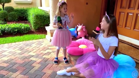 萌娃小可爱用自己的口红包换了姐姐绿色的包！姐姐一打开里面都是小虫